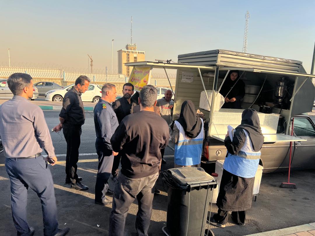 برگزاری گشت مشترک کارشناسان بهداشت محیط مرکز بهداشت شمال غرب یک در معیت نمایندگان محترم اداره دامپزشکی، شهرداری منطقه ۵ و کلانتری ۱۳۵ آزادی جهت تشدید نظارت بر خودروهای سیار غیرمجاز تهیه و عرضه موادغذایی